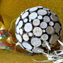 Bola decorada con madera natural 140 mm